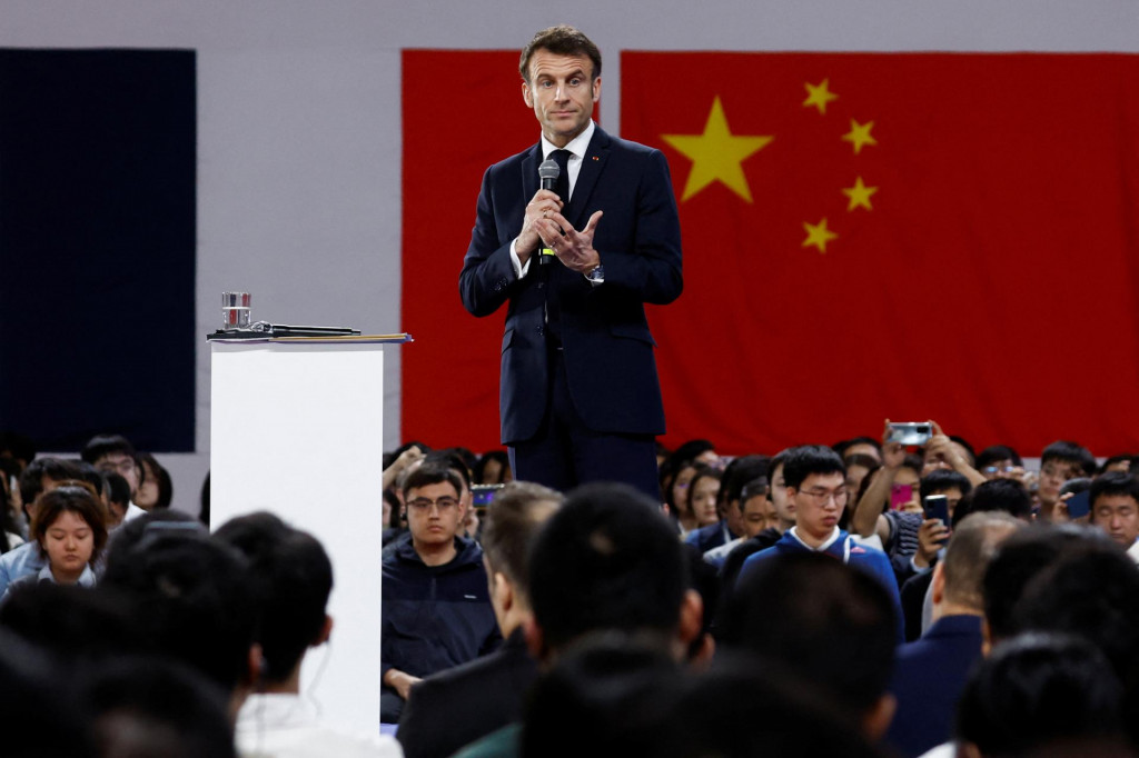 Francúzsky prezident Emmanuel Macron hovorí počas návštevy Sunjatsenovej univerzity v Guangzhou v Číne. FOTO: Reuters