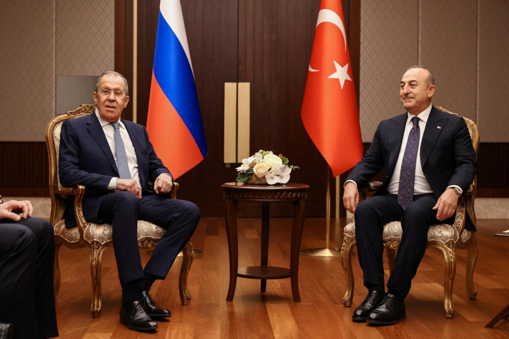 Turecký minister zahraničných vecí Mevlut Cavusoglu sa v tureckej Ankare stretol so svojím ruským kolegom Sergejom Lavrovom. FOTO: Reuters/Russian Foreign Ministry
