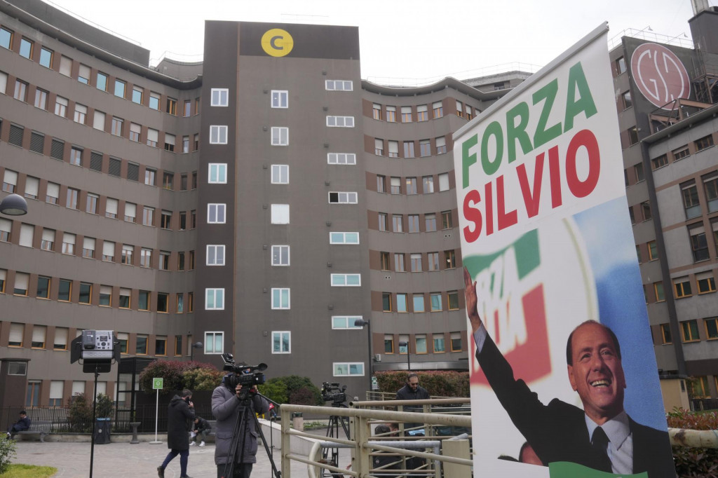 Transparent s nápisom ”Forza Silvio” (Vpred Silvio) pred nemocnicou sv. Rafaela v talianskom Miláne. FOTO: TASR/AP