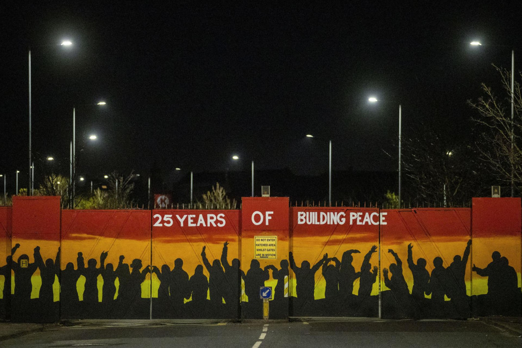Pohľad na brány natreté pri príležitosti 25. výročia Veľkopiatkovej dohody v Belfaste. FOTO: TASR/AP