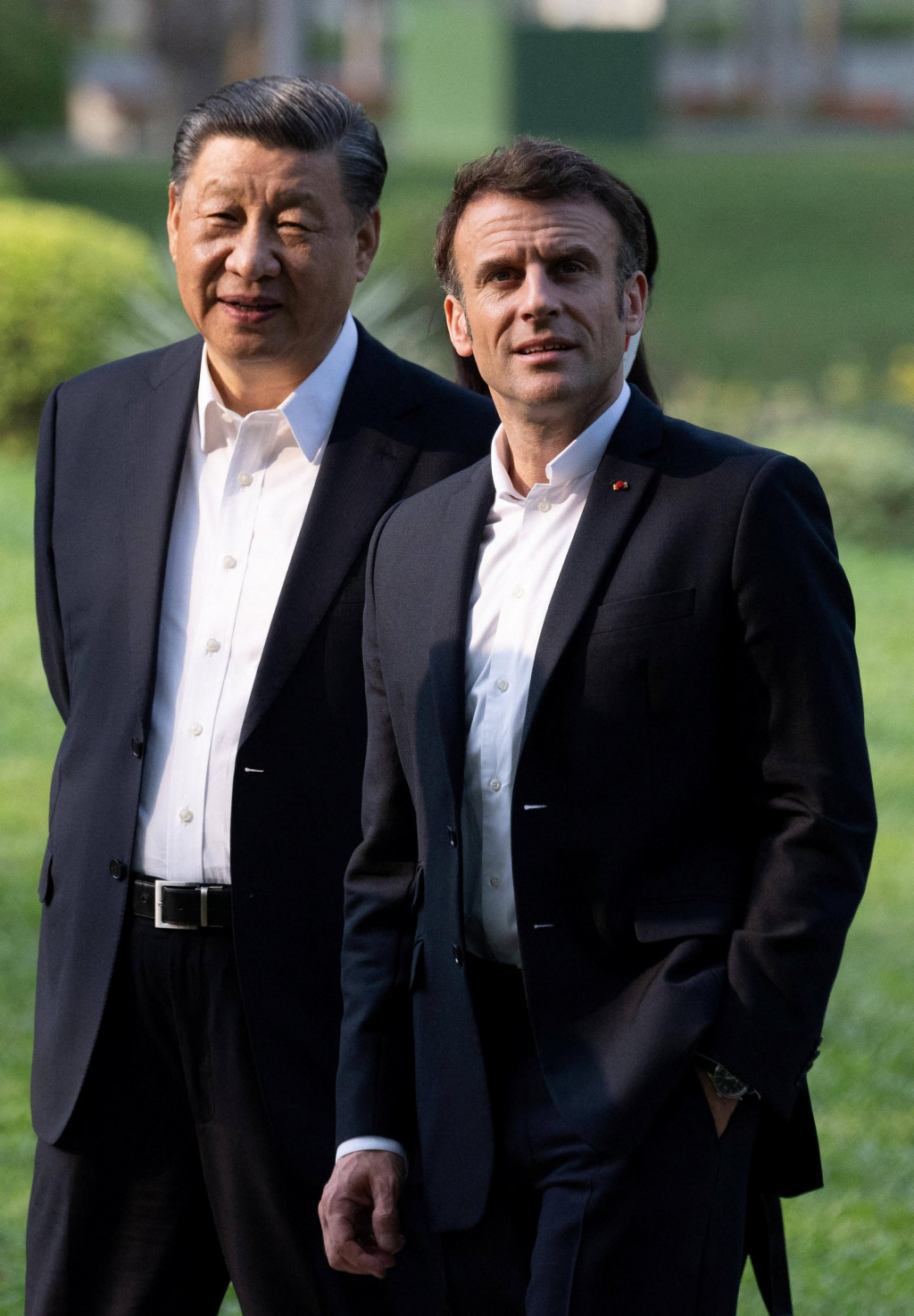 Čínsky prezident Si Ťin-pching a francúzsky prezident Emmanuel Macron. FOTO: Reuters