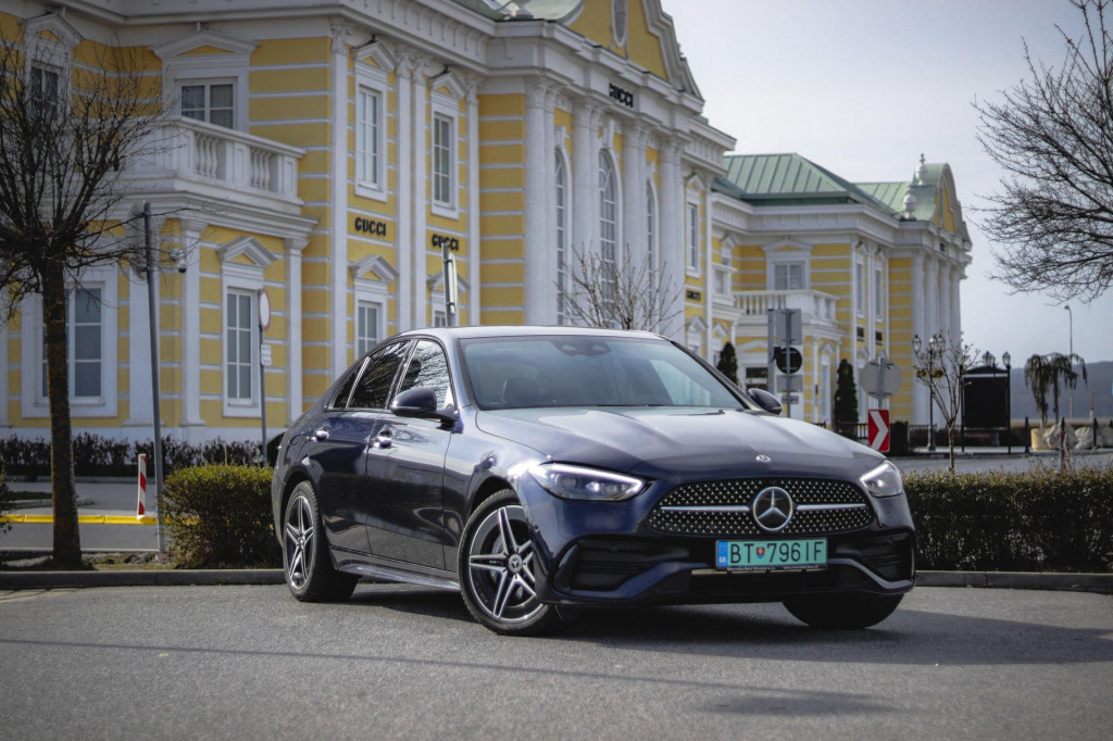 Dojazdom, efektivitou, spotrebou i rýchlostou nabíjania sa nová trieda C od Mercedesu radí k elite na trhu. Takto to má byť.