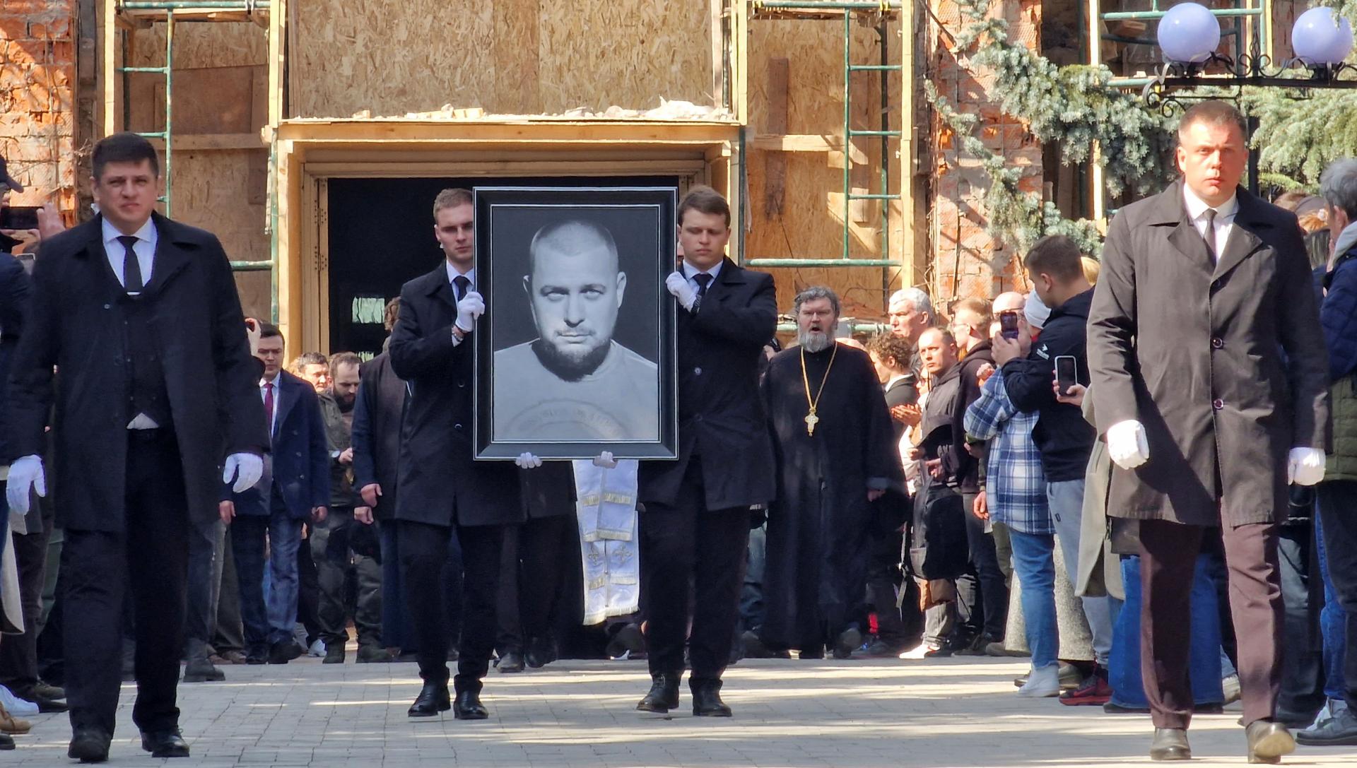 Pohrebu zabitého ruského blogera sa v Moskve zúčastnili stovky ľudí