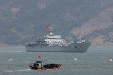 Čínska vojnová loď sa plaví počas vojenského cvičenia v blízkosti Taiwanom kontrolovaných ostrovov Matsu, ktoré sú blízko čínskeho pobrežia. FOTO: Reuers