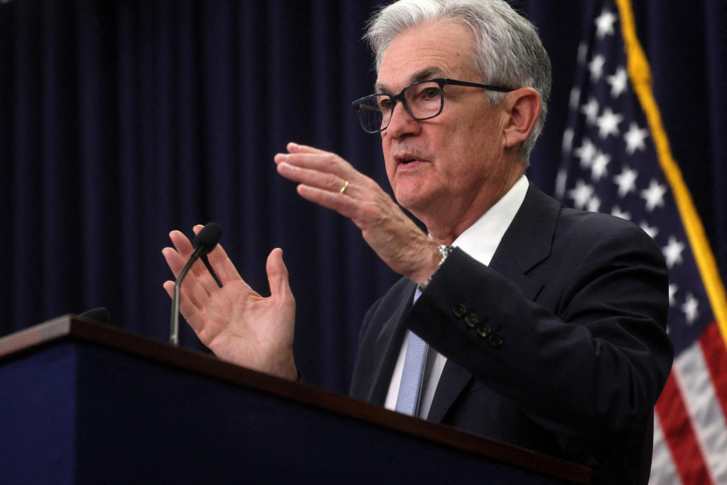 Šéf americkej centrálnej banky Jerome Powell na tlačovej konferencii vysvetľuje dôvody, prečo musí Fed zvýšiť úrokové sadzby. FOTO: REUTERS
