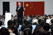 Francúzsky prezident Emmanuel Macron hovorí počas návštevy Sunjatsenovej univerzity v čínskom Kantone. FOTO: TASR/AP