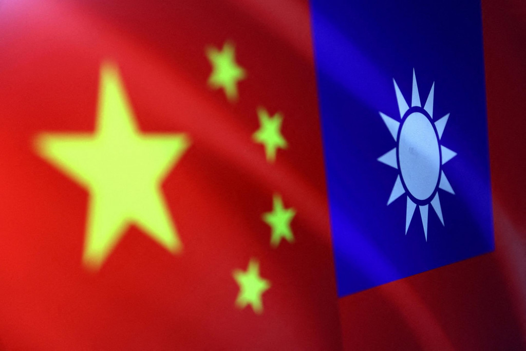 Čínska a taiwanská vlajka. FOTO: Reuters