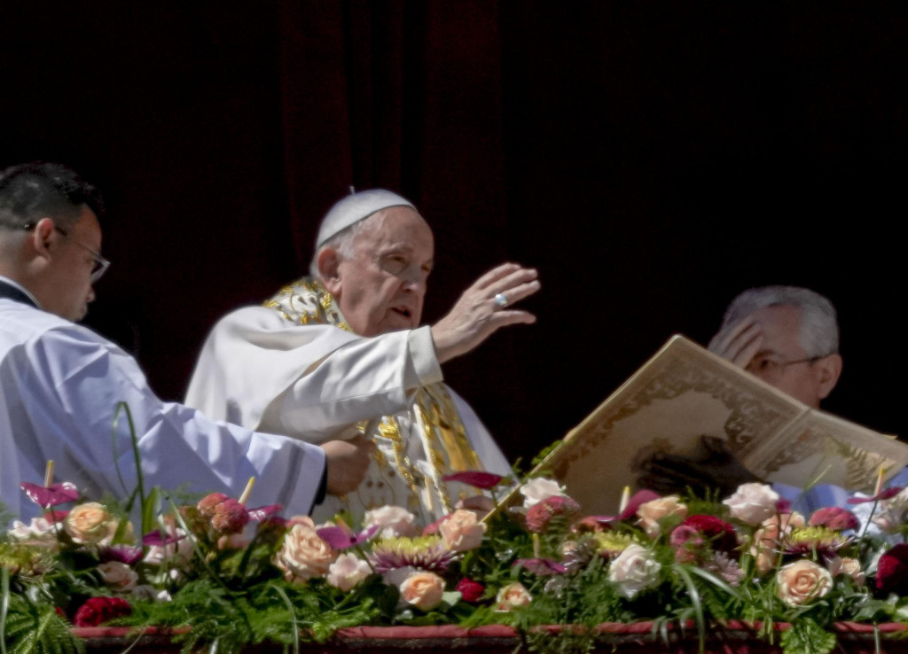 Pápež František udeľuje tradičné veľkonočné požehnanie Urbi et orbi (Mestu a svetu) z centrálnej lóže Baziliky sv. Petra vo Vatikáne na záver omše na Veľkonočnú nedeľu. FOTO: TASR/AP

