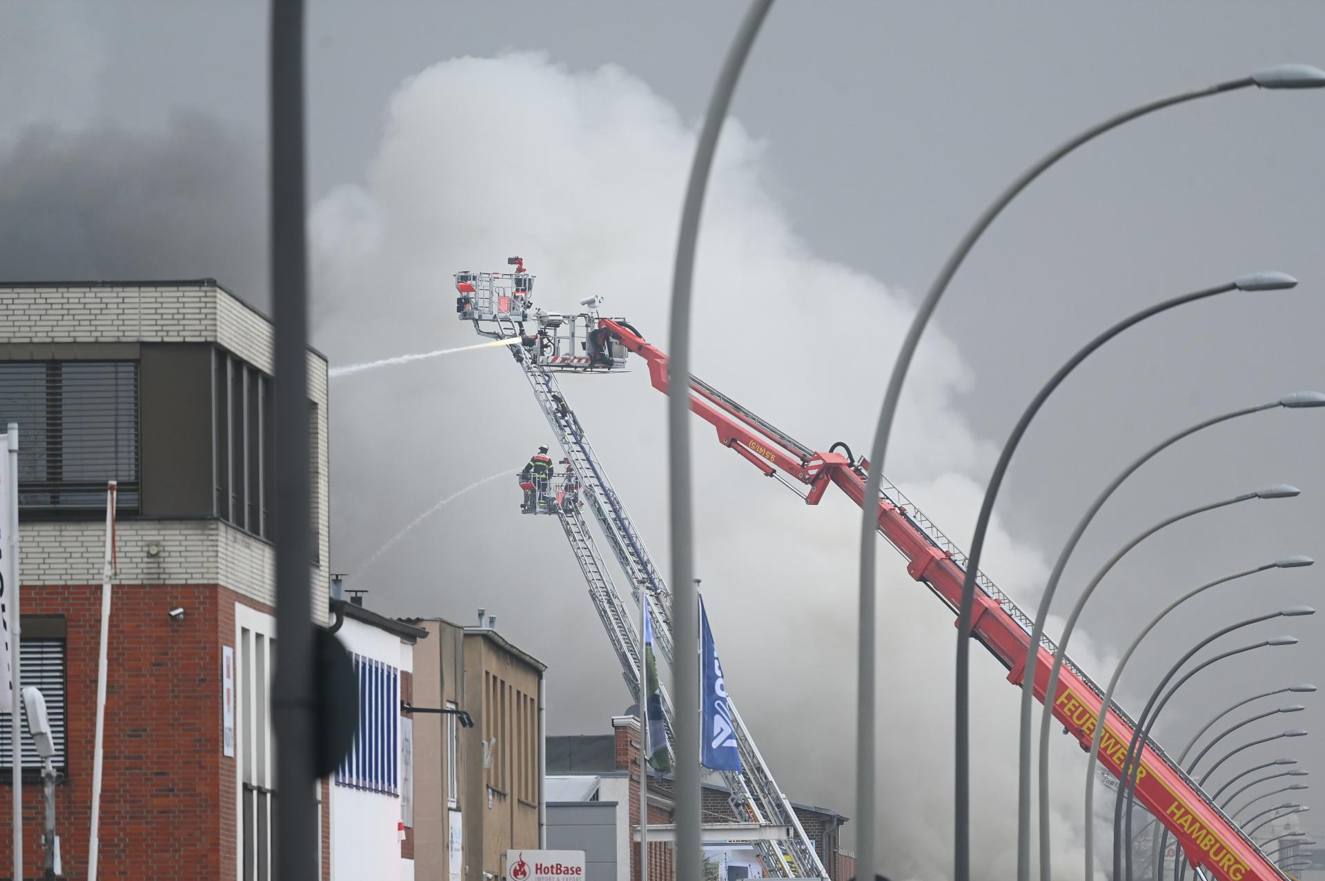 Požiar skladov v Hamburgu sa nepodarilo uhasiť ani po 27 hodinách