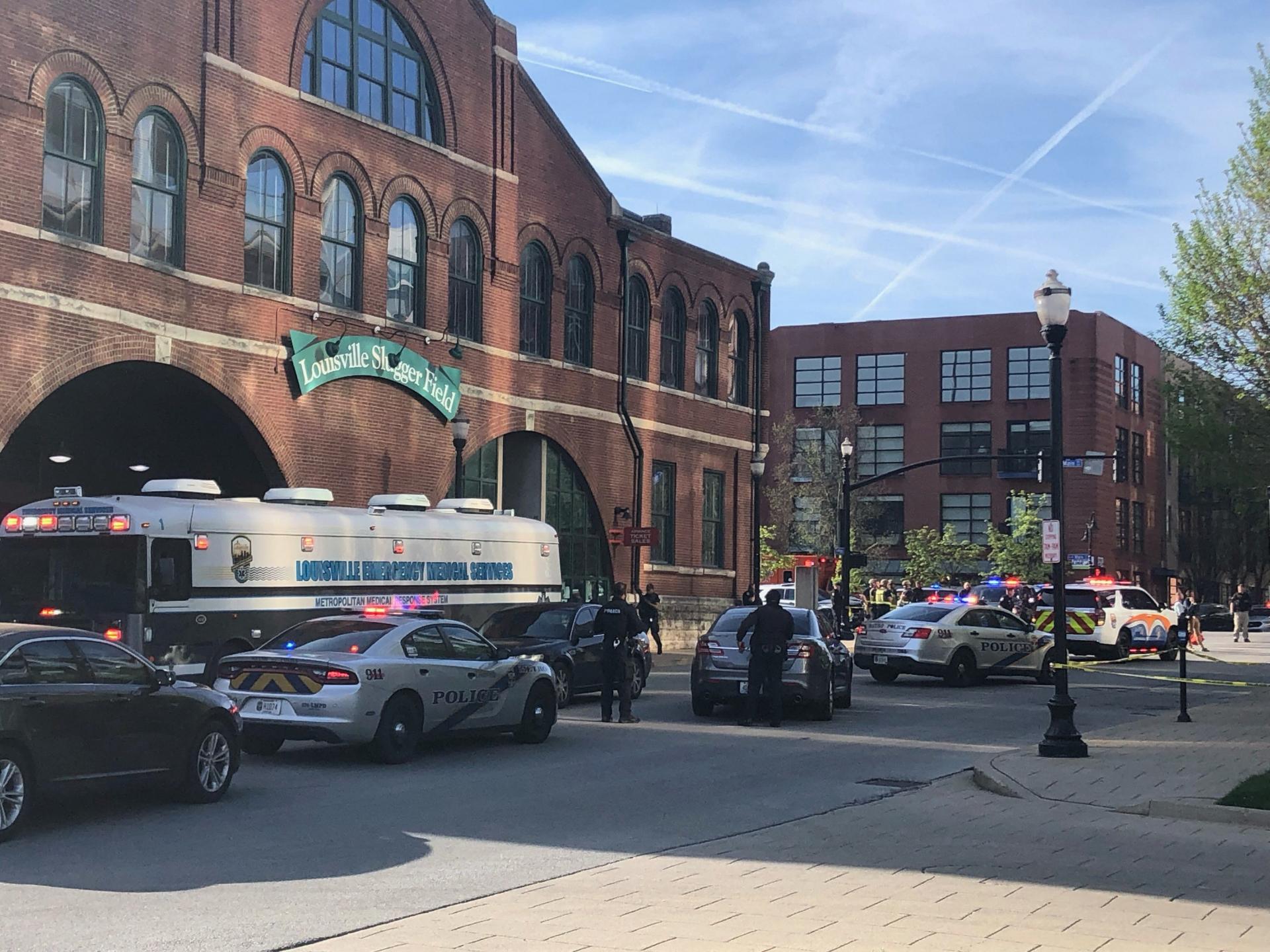 Streľba v USA. Útočník zabil v banke v Louisville päť ľudí, ďalších šesť je zranených