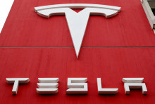 Logo automobilky Tesla. FOTO: Reuters
