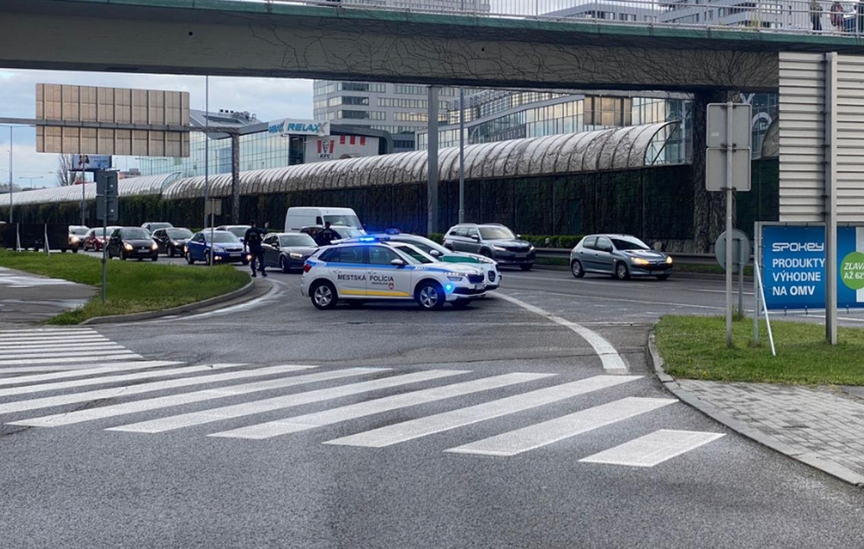 Polícia evakuuje ľudí z nákupného centra v Bratislave. Anonym tam nahlásil bombu