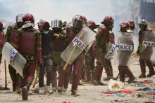 Keňa je krajinou známou ostrým protestmi, pri ktorých musí neraz zasahovať polícia. FOTO: Reuters
