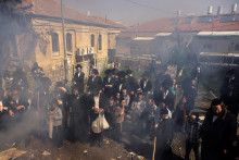 Ultraortodoxní Židia pália kysnutý chlieb pred blížiacim sa židovským sviatkom Pesach v jeruzalemskej štvrti Mea Shearim. FOTO: Reuters