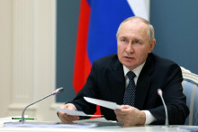 Ruský prezident Vladimir Putin vedie stretnutie s členmi Bezpečnostnej rady prostredníctvom video spojenia. FOTO: Reuters