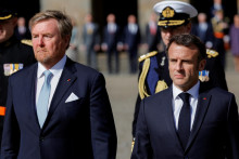 Francúzsky prezident Emmanuel Macron a holandský kráľ Viliam-Alexander (sprava). FOTO: Reuters