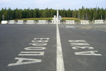 Hranice a pamätník Európa-Ázia pri dedine pri dedine Promysla, Permská oblasť Ruská federácia
