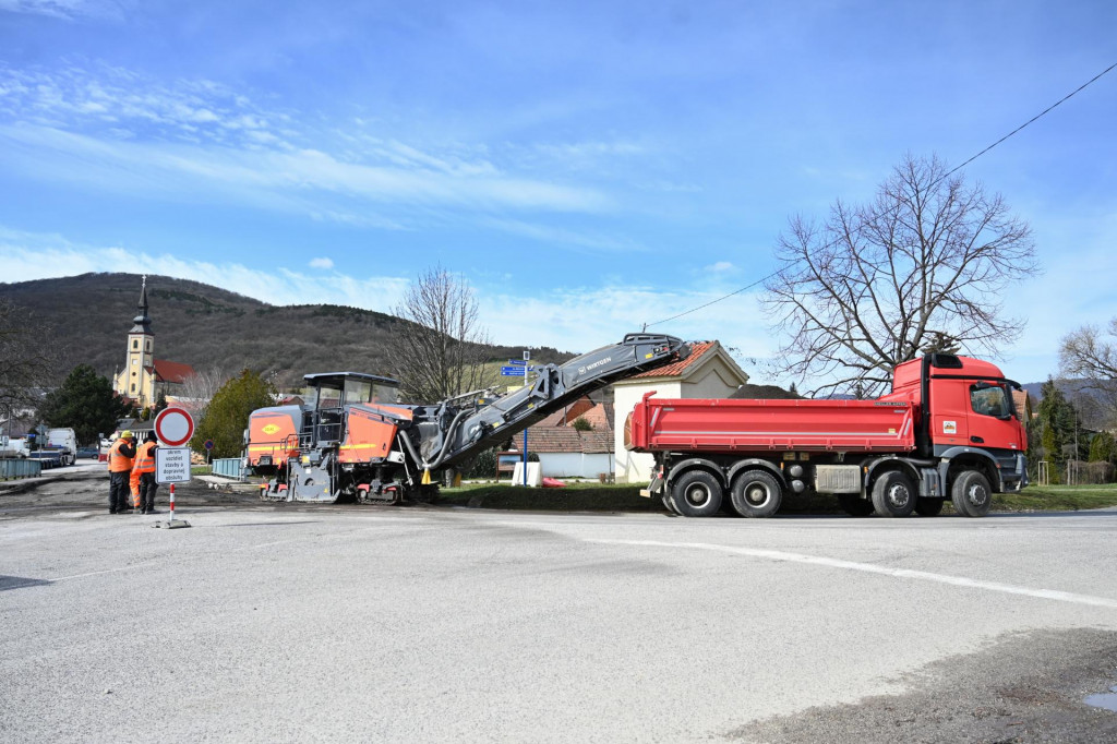 Na snímke nákladné autá na moste cez potok Parná na ceste II/502, ktorý začali rekonštruovať v obci Horné Orešany, okres Trnava. FOTO: TASR
