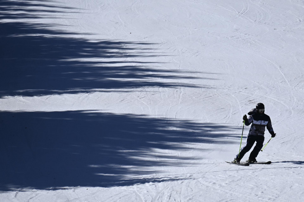 Na snímke lyžiar na svahu počas rozlúčky so snehom v lyžiarskom stredisku Javorinka v Čičmanoch. FOTO: TASR/Radovan Stoklasa