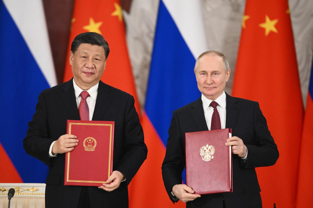 Prezidenti Vladimir Putin a Si Ťin-pching podpísali v marci v Moskve dohodu o strategickej spolupráci medzi Ruskom a Čínou. FOTO: TASR/AP