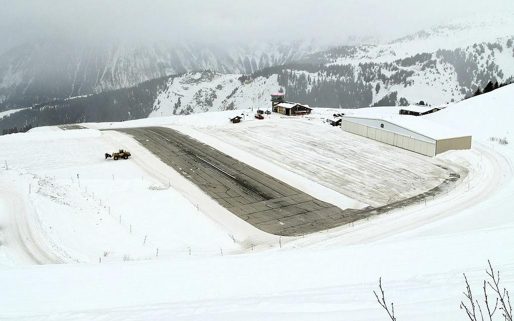 LetiskO Courchevel je vo výške 1981 metrov nad morom a lietadlá čelia prekážkovej dráhe hôr a údolí, aby sa tam dostali.