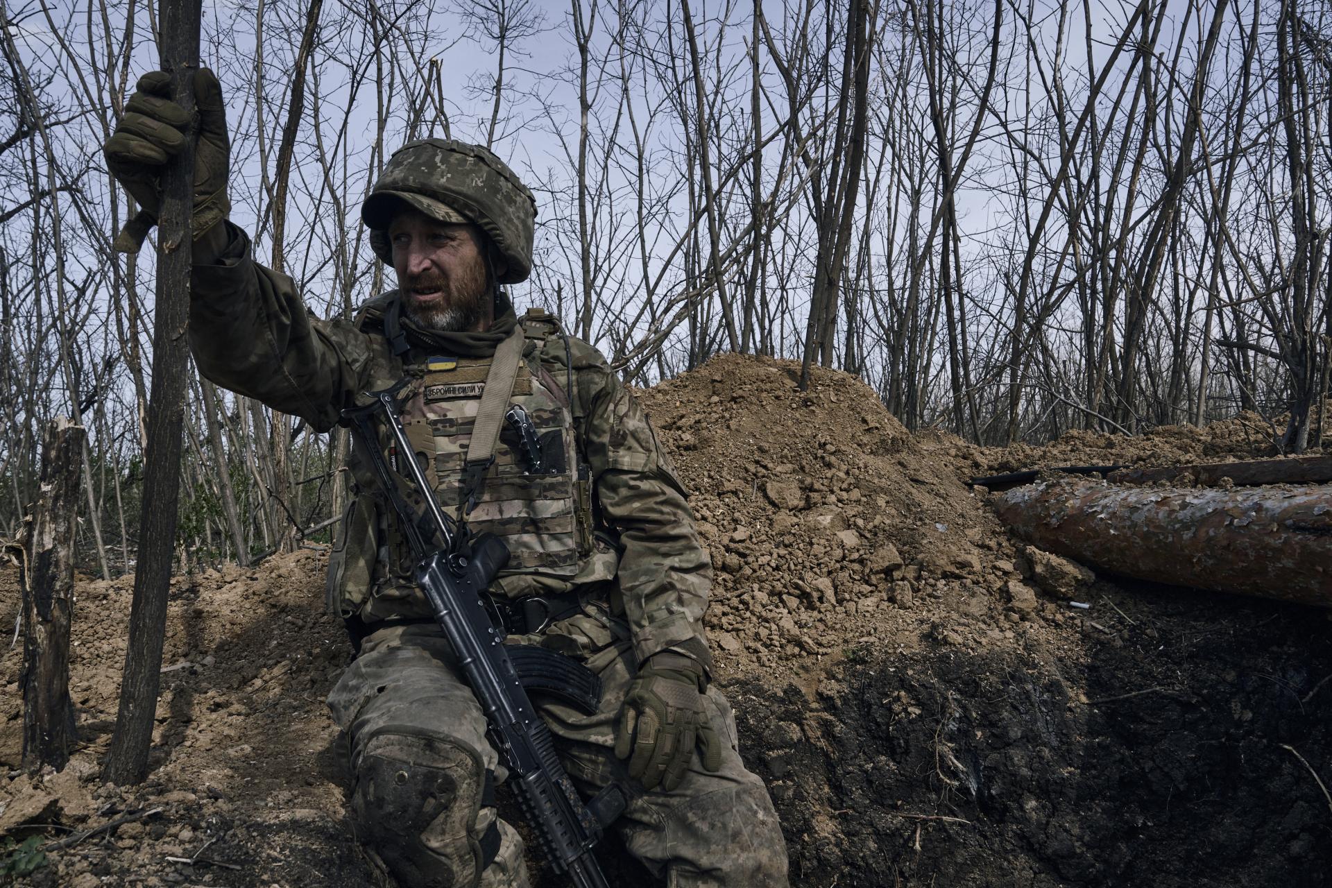 Internetom sa šíri video, na ktorom je údajne brutálne zavraždený ukrajinský vojak