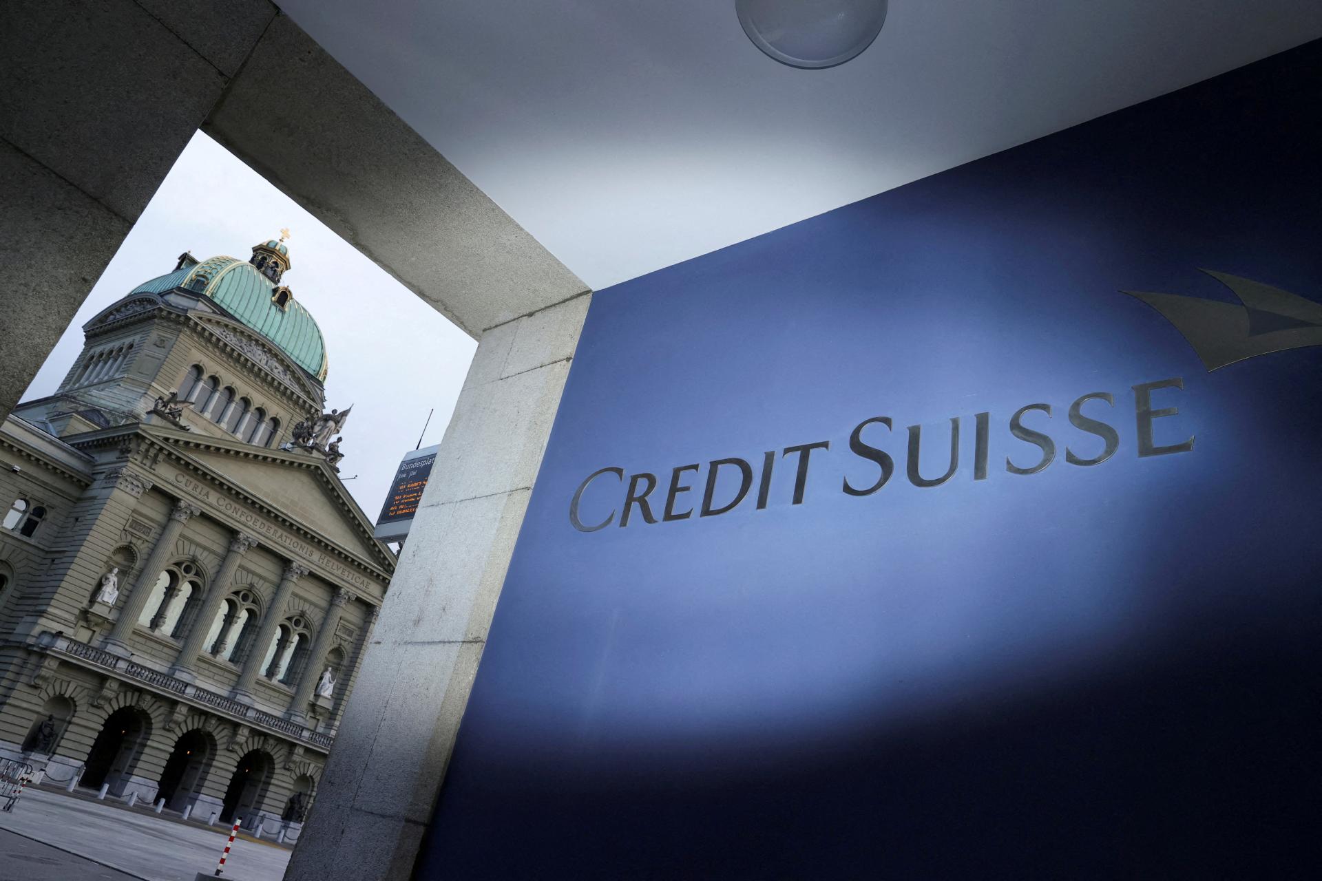 Švajčiarsky parlament neschválil vládnu pomoc banke Credit Suisse, vláda už však záväzok prijala