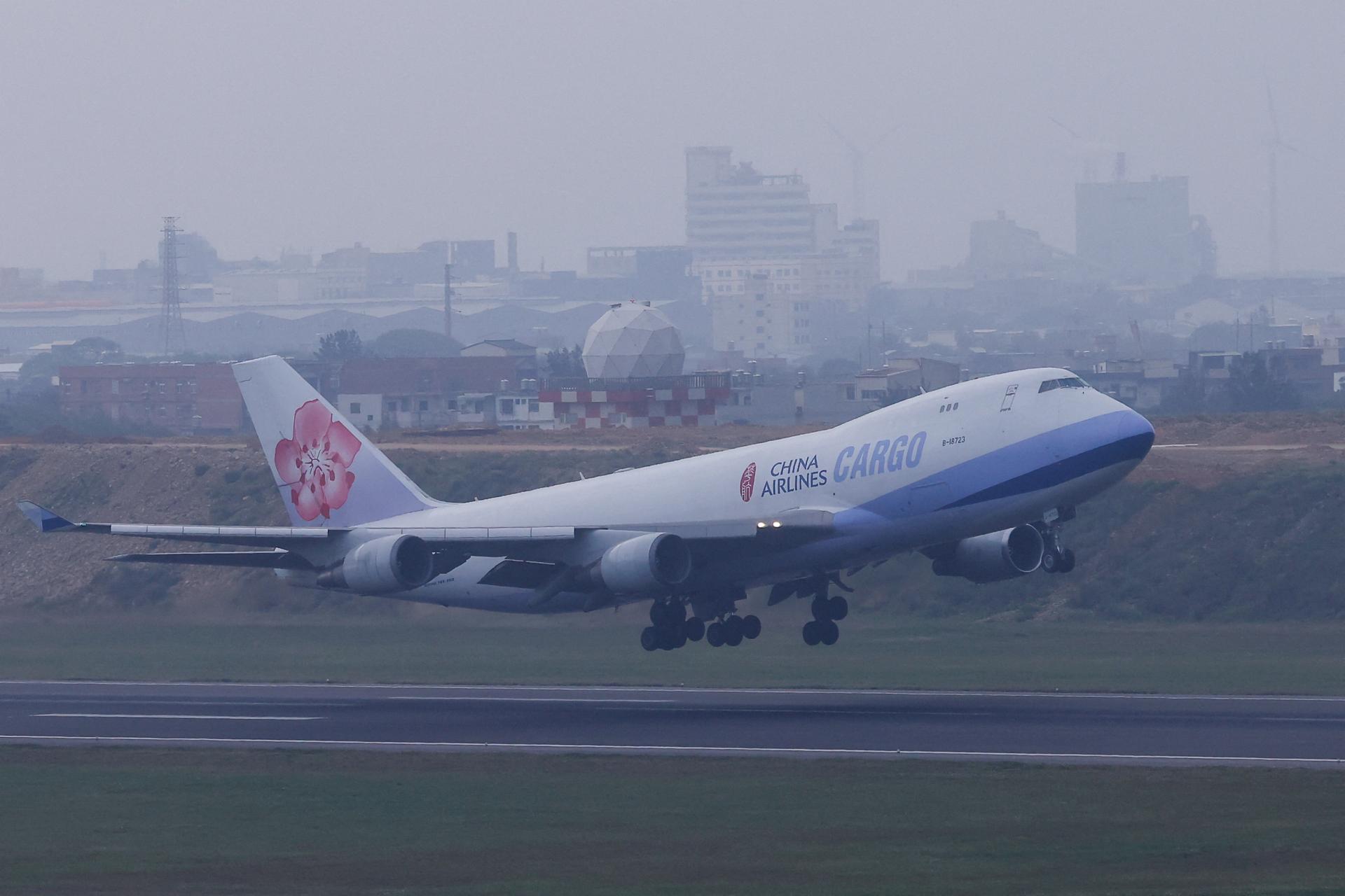 Čína kvôli leteckým aktivitám uzavrie na pol hodiny vzdušný priestor pri Taiwane, napätie pokračuje