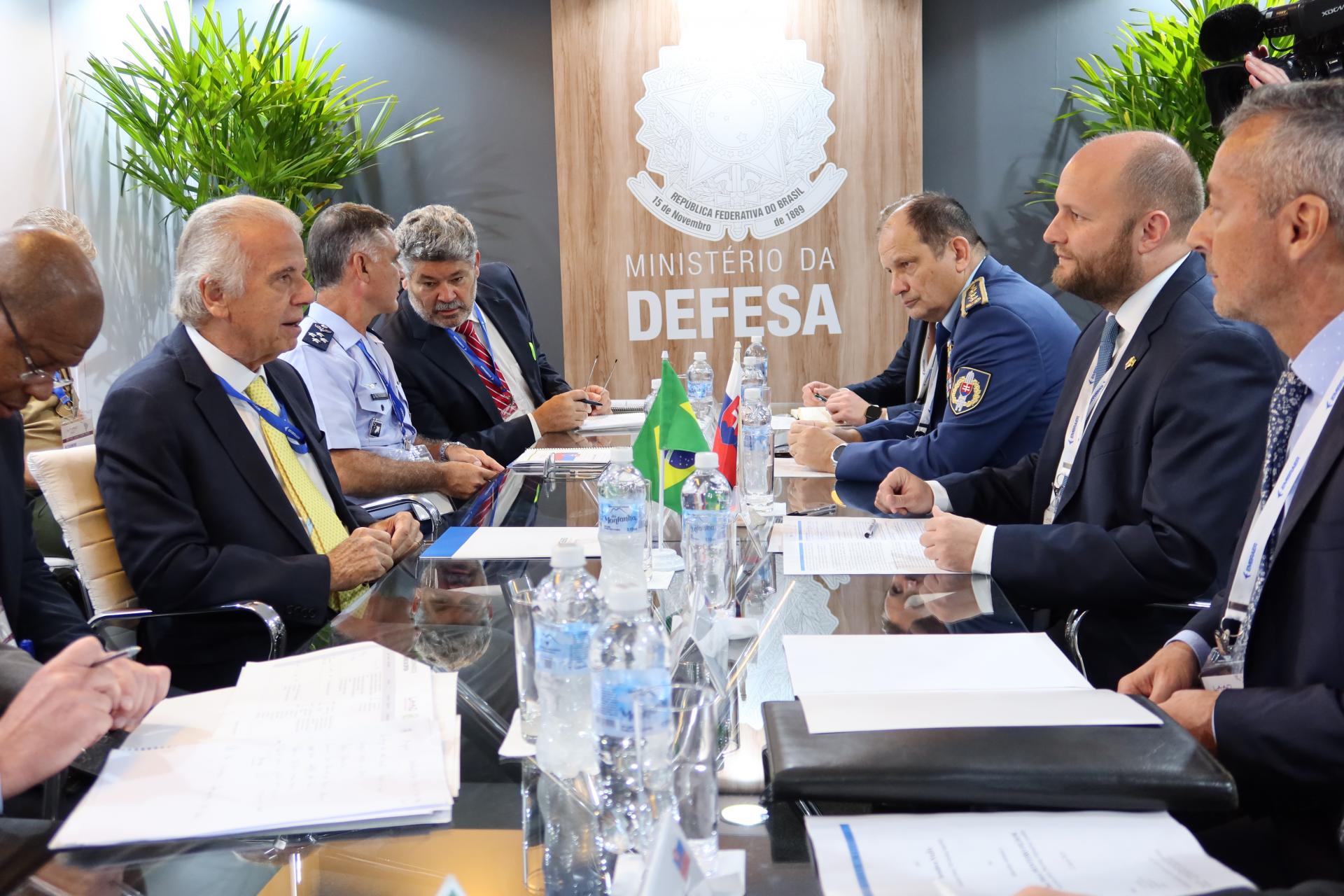 Slovensko a Brazília rokovali o spolupráci aj vojne na Ukrajine. Naď ocenil mierové kroky k riešeniu