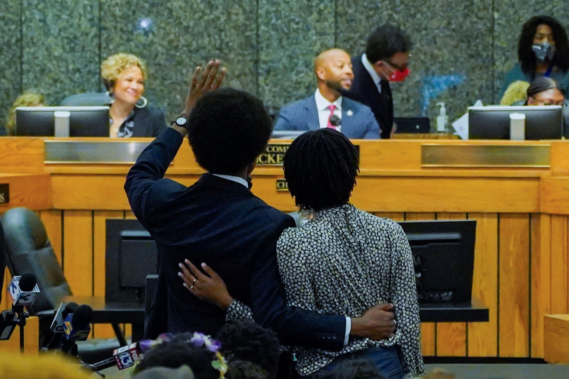 Do parlamentu v Tennessee sa vrátil druhý vylúčený černošský zákonodarca, dôvodom bol protest