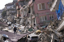 Sutiny zrútených budov po silnom zemetrasení v Turecku a Sýrii. FOTO: TASR/AP