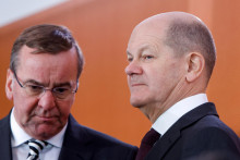 Nemecký kancelár Olaf Scholz a minister obrany Boris Pistorius. FOTO: Reuters