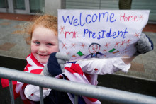 Dievča drží plagát počas návštevy amerického prezidenta Joea Bidena v Írsku. FOTO: Reuters