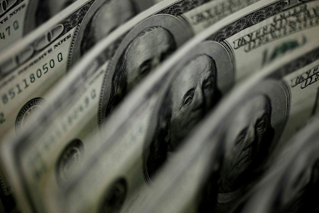 Dolárové bankovky a mince od mája zdražejú, americký Fed zvýši úrokové sadzby, aj keď sa inflácia zmiernila na marcových päť percent. FOTO: Reuters