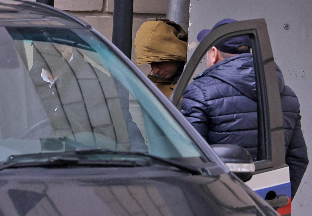 Reportér amerického denníka The Wall Street Journal Evan Gershkovich, zadržaný pre podozrenie zo špionáže, opúšťa budovu súdu v Moskve v Rusku. FOTO: Reuters