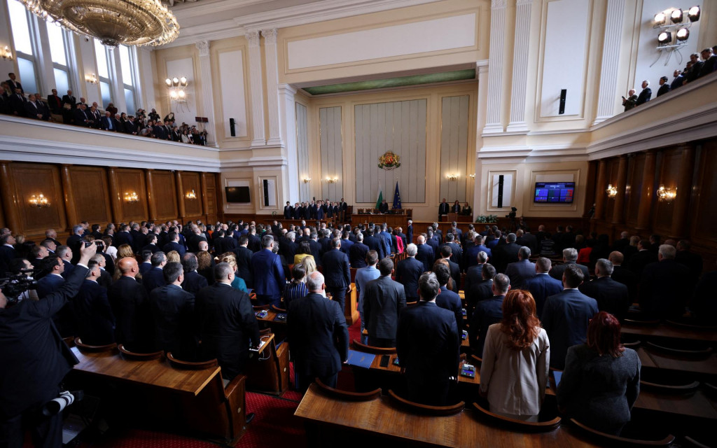 Poslanci skladajú sľub na prvej schôdzi parlamentu po predčasných voľbách 2. apríla v Sofii. FOTO: Reuters