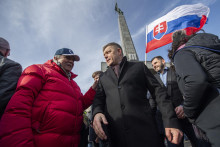 Predseda Smeru Robert Fico prišiel položiť veniec pri príležitosti 78. výročia oslobodenia Bratislavy pri pamätníku Slavín. FOTO: TASR/Martin Baumann