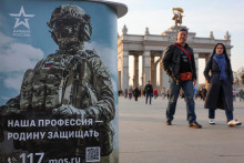 Plagát propagujúci ruskú armádu v Moskve. FOTO: Reuters