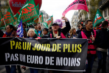 Demonštrácia 12. dňa celoštátnych štrajkov a protestov proti dôchodkovej reforme francúzskej vlády v Paríži. FOTO: Reuters