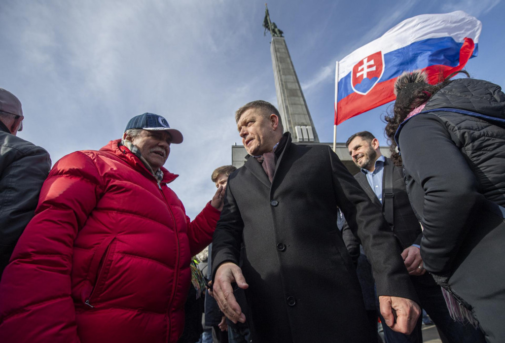 Predseda Smeru Robert Fico prišiel položiť veniec pri príležitosti 78. výročia oslobodenia Bratislavy pri pamätníku Slavín. FOTO: TASR/Martin Baumann