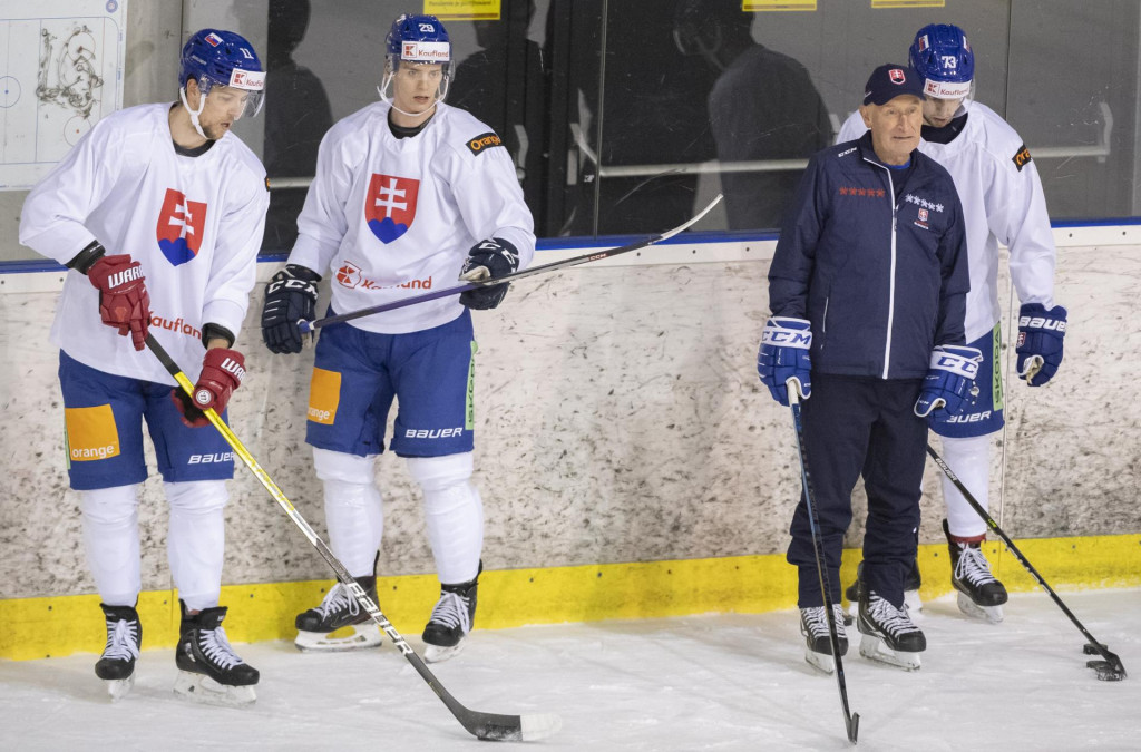Na snímke zľava Martin Gernát, Michal Ivan, tréner Craig Ramsay a Michal Beňo počas tréningu slovenskej hokejovej reprezentácie. FOTO: TASR/Martin Baumann