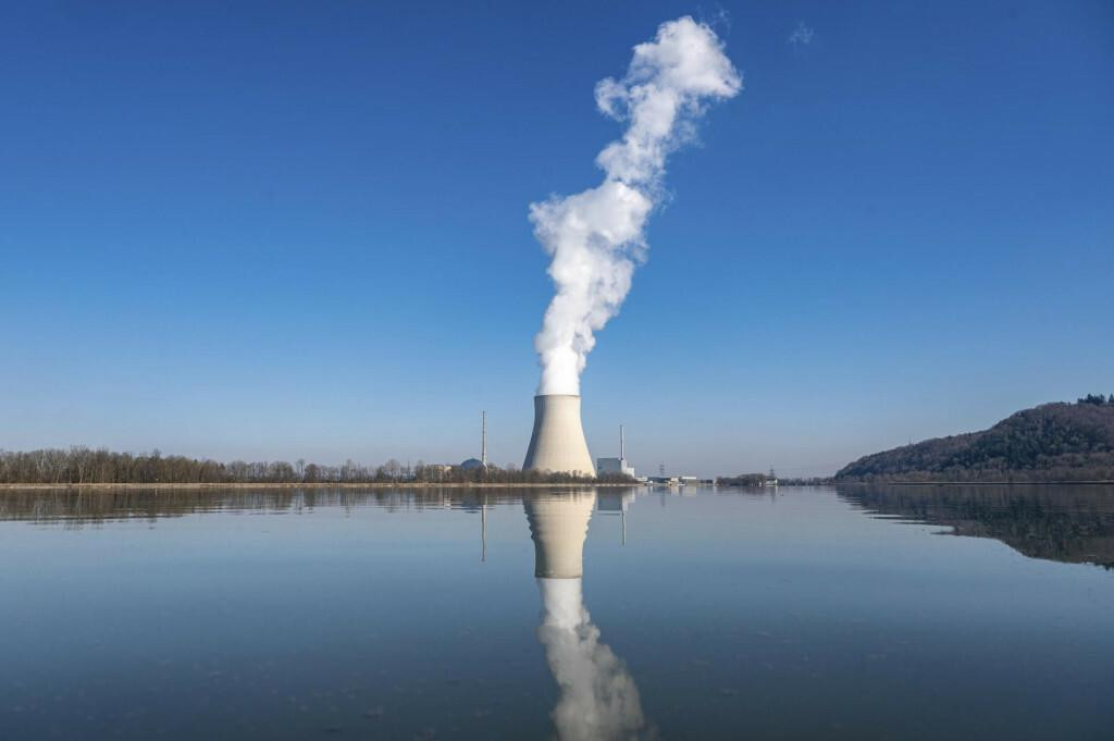 Jadrová elektráreň Isar 2 pri obci Essenbach v južnom Bavorsku.

FOTO: TASR/AP