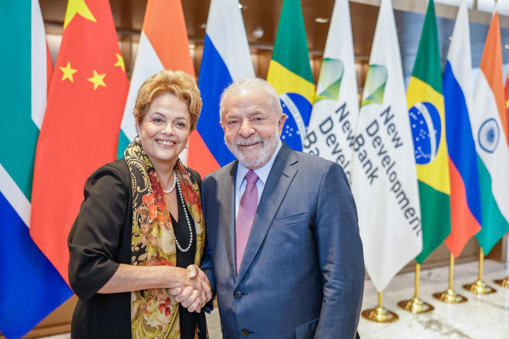 Brazílsky prezident Luiz Inacio Lula da Silva a prezidentka Novej rozvojovej banky Dilma Rousseff počas jej inaugurácie v čínskom Šanghaji. FOTO: Reuters