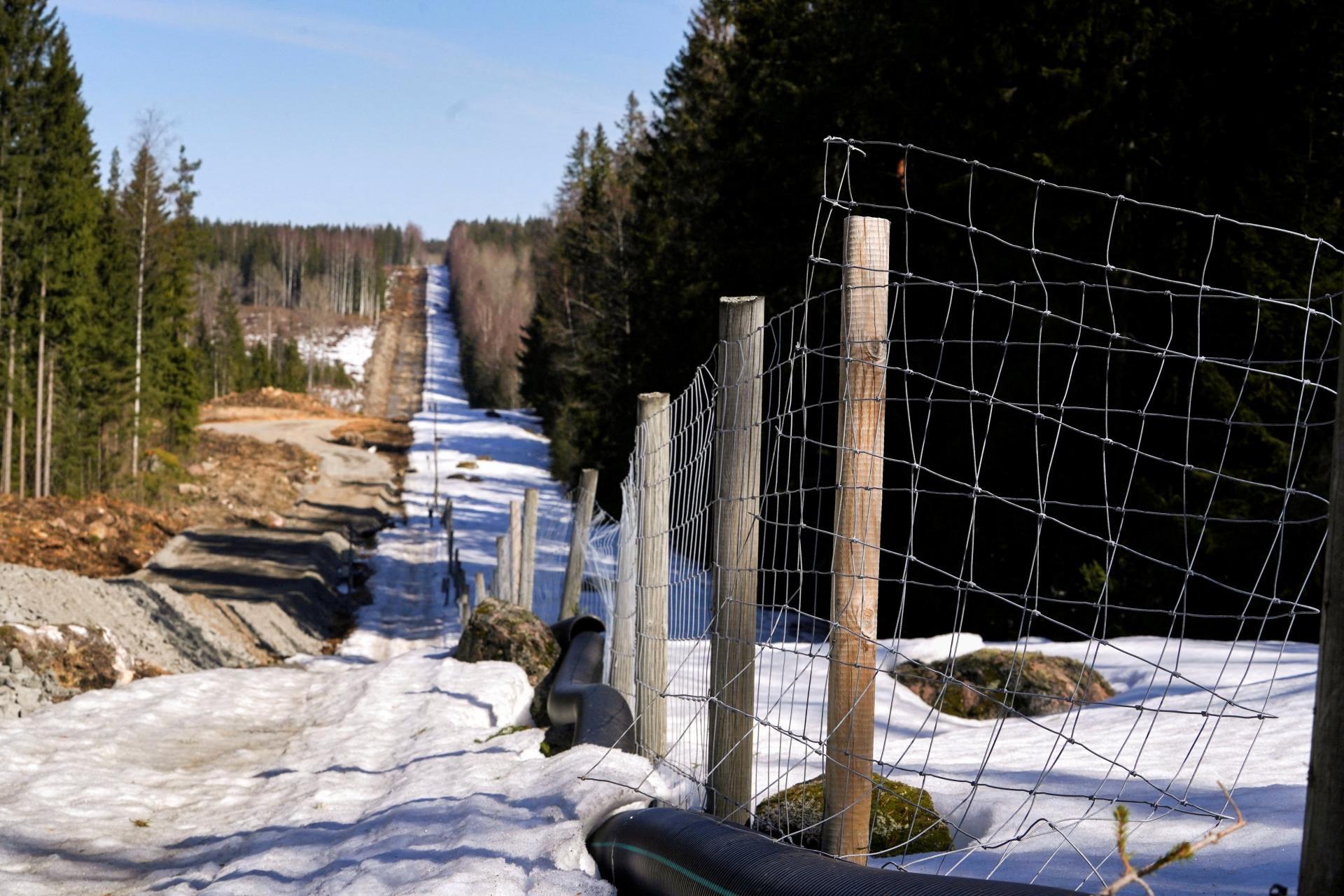 FOTOGALÉRIA: Fíni ukázali prvý úsek plotu na hranici s Ruskom