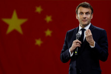 Francúzsky prezident Emmanuel Macron, čínska vlajka v pozadí. FOTO: Reuters