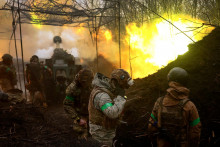 Ukrajinsk&eacute; delostrelectvo p&aacute;li na rusk&eacute; poz&iacute;cie pri Bachmute. FOTO: Reuters