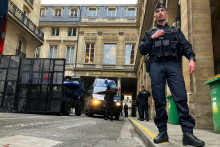 Policajné zložky postavili v Paríži barikádu pred Ústavnou radou. FOTO: TASR/AP
