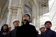 Francúzsky prezident Emmanuel Macron, francúzska ministerka kultúry Rima Abdul Malak, francúzsky armádny generál Jean-Louis Georgelin, hlavný architekt Philippe Villeneuve navštívili katedrálu Notre-Dame. FOTO: Reuters