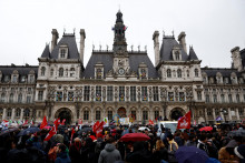 Demonštranti pred parížskou radnicou po tom, čo Ústavná rada schválila dôchodkovú reformu francúzskej vlády. FOTO: Reuters