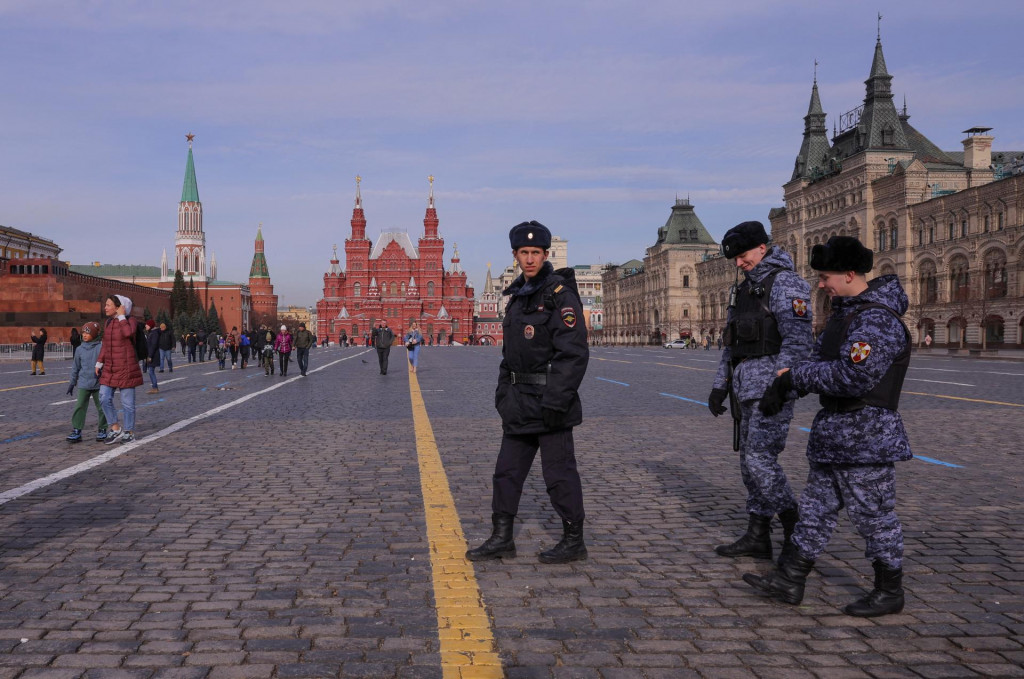 Policajná hliadka na Červenom námestí v Moskve. FOTO: Reuters